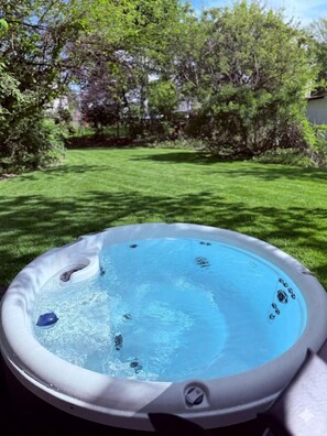 Outdoor spa tub - Huge Cleveland Getaway! Jacuzzi, Pool Table, & Game Room. 5 Bed Home, Sleeps 15 (Cleveland)