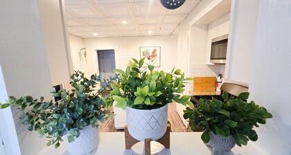 Pool Table and Space For Groups, Huge 5 Bed Home