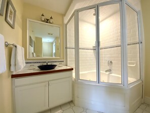 Signature Room, 1 King Bed | Bathroom - Four Columns Inn (Newfane)