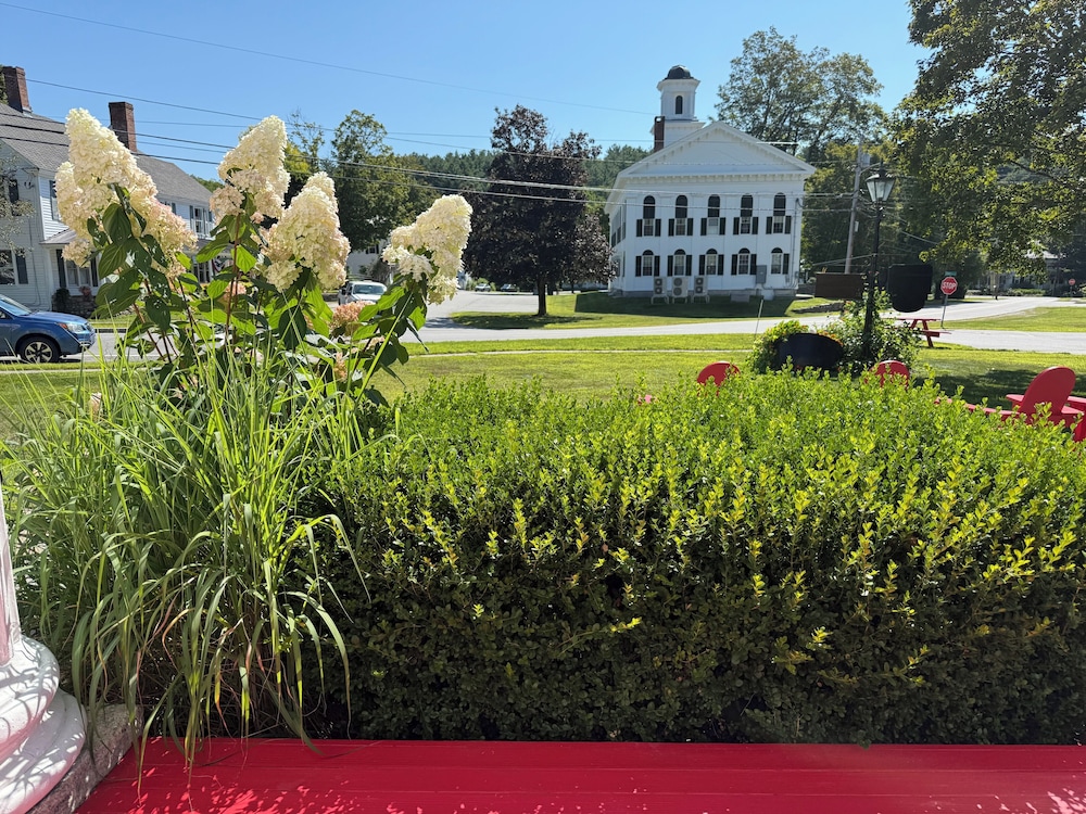 Four Columns Inn & 1832 Tavern by null