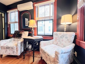Signature Room, 1 King Bed | Living area
