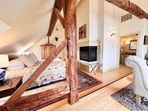 Exclusive Room | Premium bedding, Tempur-Pedic beds, individually decorated - Four Columns Inn (Newfane)