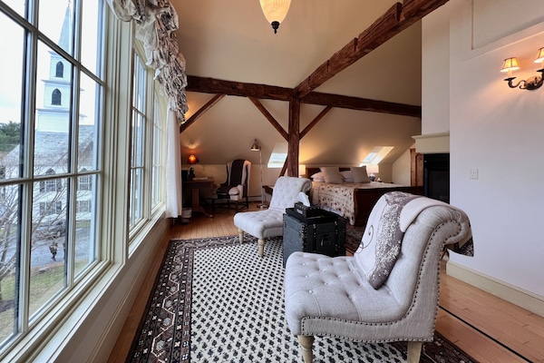 Habitación exclusiva | Área de sala de estar | Televisión de 20 pulgadas con canales por cable