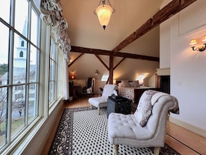 Exclusive Room | Living area | 20-inch TV with cable channels