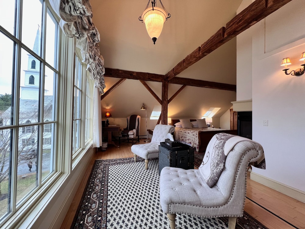 Four Columns Inn & 1832 Tavern by null