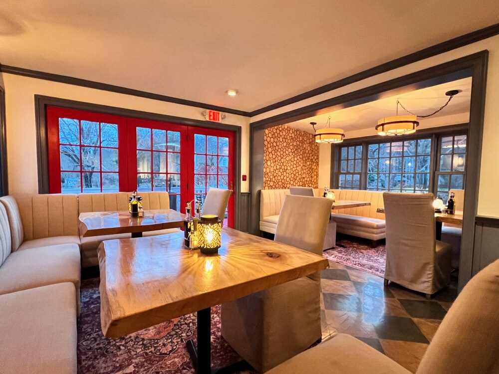 Four Columns Inn & 1832 Tavern by null