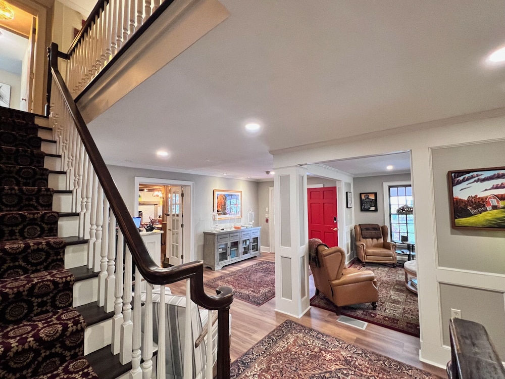 Four Columns Inn & 1832 Tavern by null