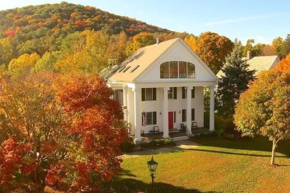 Four Columns Inn