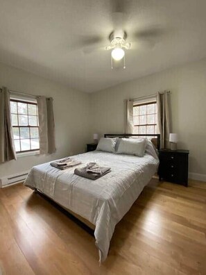 3 bedrooms, desk, iron/ironing board, free WiFi