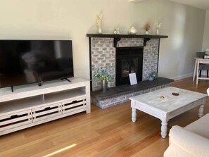 Smart TV, fireplace