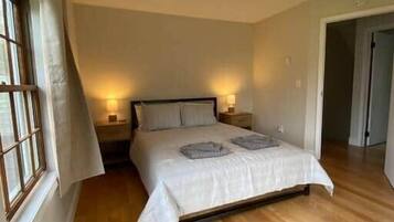 3 bedrooms, desk, iron/ironing board, free WiFi