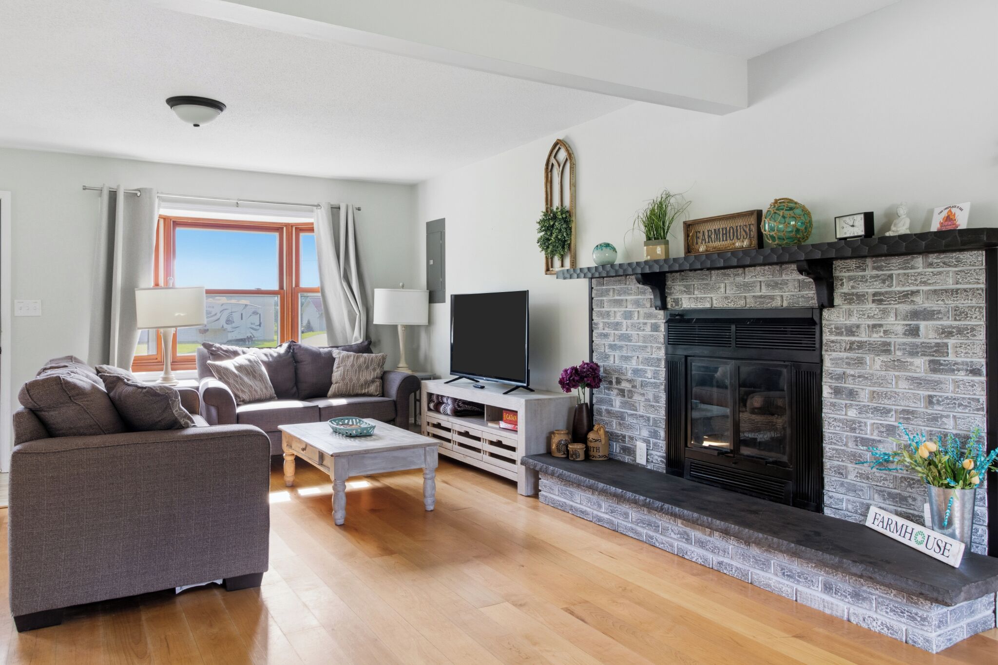 Smart TV, fireplace