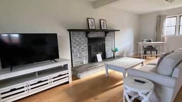 Een smart-tv en een open haard