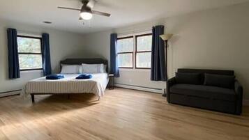 3 bedrooms, desk, iron/ironing board, free WiFi