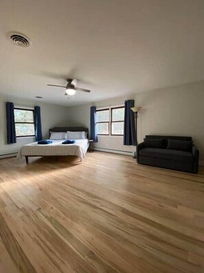 3 bedrooms, desk, iron/ironing board, free WiFi