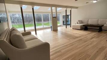 Smart TV, fireplace, Netflix, Hulu