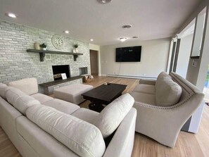 Smart TV, fireplace, Netflix, Hulu