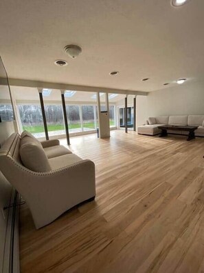 Smart TV, fireplace, Netflix, Hulu