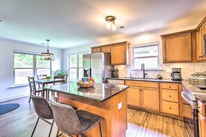 Fridge, microwave, stovetop, dishwasher - Family-Friendly Calera Getaway w/ Game Room! (Calera)