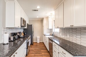 雪櫃、微波爐、爐具、洗碗機