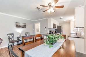 Dining - Lavish Living on 37 W/ Private Pool - Heated Pool Optional (Nederland)
