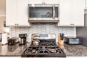 Fridge, microwave, stovetop, dishwasher - Lavish Living on 37 W/ Private Pool - Heated Pool Optional (Nederland)