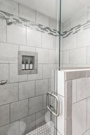 Douche, séchoir à cheveux, serviettes fournies, savon
