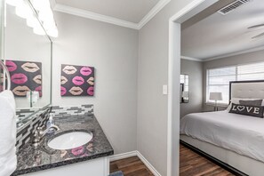 3 slaapkamers, een strijkplank/strijkijzer, gratis wifi, beddengoed