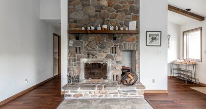 Rustic Mountain view Cabin 5 mins to Ski Area!