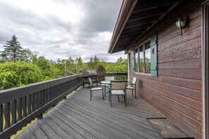 Outdoor dining - Rustic Mountain view Cabin 5 mins to Ski Area! (Windham)