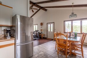 Fridge, microwave, oven, stovetop - Rustic Mountain view Cabin 5 mins to Ski Area! (Windham)