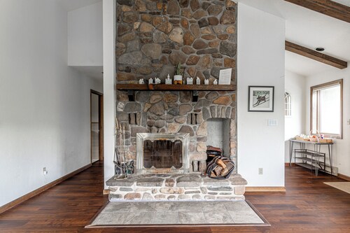 Rustic Mountain view Cabin 5 mins to Ski Area!