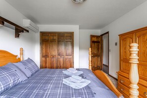 3 bedrooms, iron/ironing board, free WiFi, bed sheets - Rustic Mountain view Cabin 5 mins to Ski Area! (Windham)