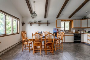 Dining - Rustic Mountain view Cabin 5 mins to Ski Area! (Windham)