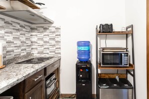 Een koelkast, een microgolfoven, een oven, een kookplaat
