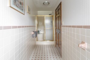 Badkar, hårtork och handdukar