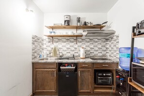 Jääkaappi, mikroaaltouuni, uuni, liesi