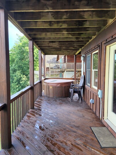 HIDDEN CHALET GEM IN BLUE RIDGE MOUNTAINS,PETS.HOTTUB 4500 ELEVATION SKING OPEN