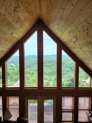 HIDDEN GEM IN BLUE RIDGE MOUNTAINS,PETS ALLOWED,HOT TUB, SKIING,HIKING