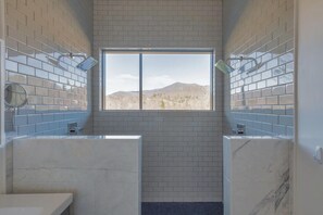 Dusj, hårføner, håndklær og såpe