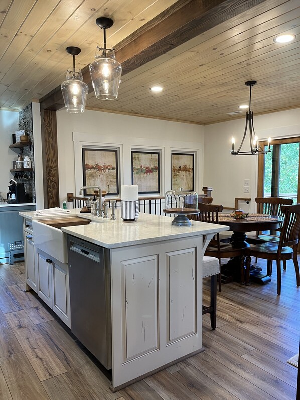 Dining - Stream....Firepit....Downtown Blowing Rock. Newly renovated. Cozy!!! (Blowing Rock)