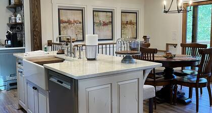 Stream....Firepit....Downtown Blowing Rock. Newly renovated. Cozy!!!