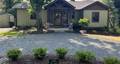 Stream....Firepit....Downtown Blowing Rock. Newly renovated. Cozy!!!