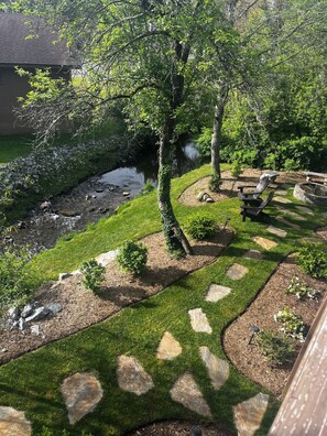 Property grounds - Stream....Firepit....Downtown Blowing Rock. Newly renovated. Cozy!!! (Blowing Rock)