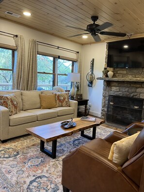 Smart TV, fireplace, video games, books - Stream....Firepit....Downtown Blowing Rock. Newly renovated. Cozy!!! (Blowing Rock)