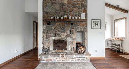 Mountain view apartment, 5mins to Ski Area!