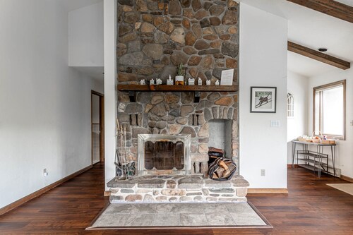 Mountain view apartment, 5mins to Ski Area!