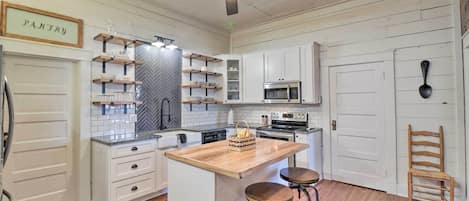 Geladeira, micro-ondas, cooktop, lava-louças