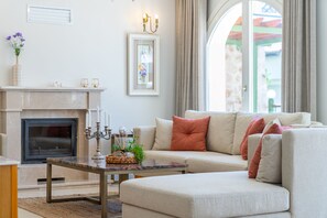 Smart TV, fireplace, ping pong, computer monitors