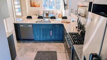 Toaster, blender, cookware/dishes/utensils, ice maker